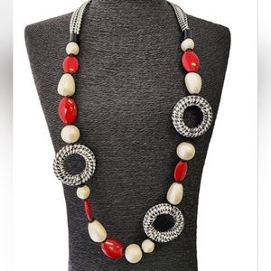 NWOT Gardenia Statent Necklace